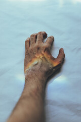 Mano con reflejo de arco&iacute;ris