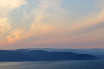 Fototapeta na wymiar 琵琶湖東岸の津田山の空奏テラスから眺める湖西の夕焼雲