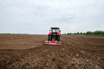 Obraz premium The tractor is ploughing the land