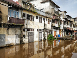 Fototapeta premium One of the impacts of climate change is rising sea levels. This gets worse when the tide is in, causing the residents' houses to be flooded.