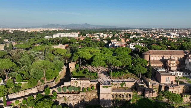 Il giardino degli aranci a Roma, Italia.
Il terrazzo con vista su Roma e Trastevere, meta turistica dei visitatori in viaggio.