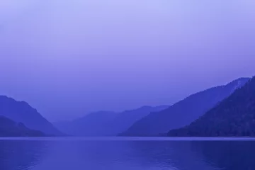Deurstickers Lake Teletskoye, Altai Republiek, Rusland. Blauwe heldere hemel en spiegel van het meer. Abstract panoramisch landschap met natuurlijke kleurovergang blauwe kleur, natuuromgeving scène, zwart-wit achtergrond © yrabota