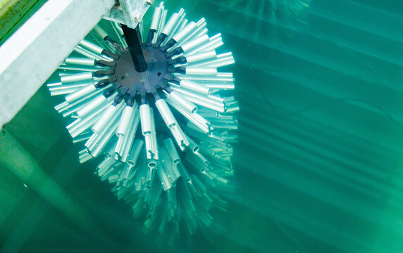 Profile h&auml;ngen an einer Tauchvorrichtung in einer Verzinkerei