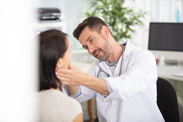 Obraz premium dentist curing a female patient