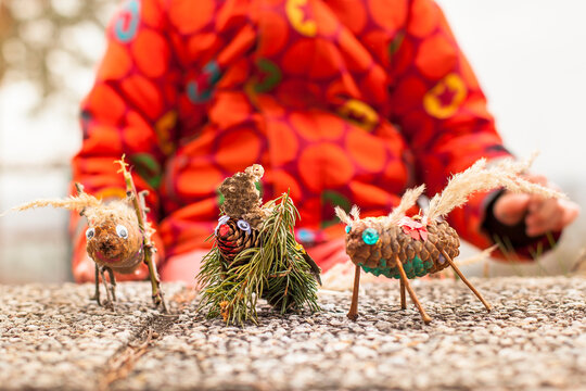 Kreatives Kind baut Tier aus Tannenzapfen. Herbstsaison ist Bastelzeit. Kreatives Handwerk mit Kind. Creative child builds animal from pine cones. Fall season is craft time. Creative crafts with child