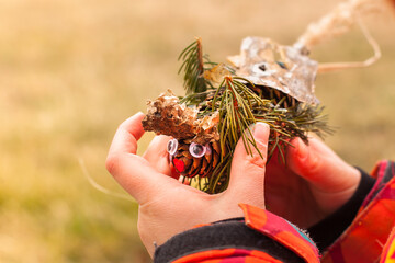 Kreatives Kind baut Tier aus Tannenzapfen. Herbstsaison ist Bastelzeit. Kreatives Handwerk mit Kind. Creative child builds animal from pine cones. Fall season is craft time. Creative crafts with child