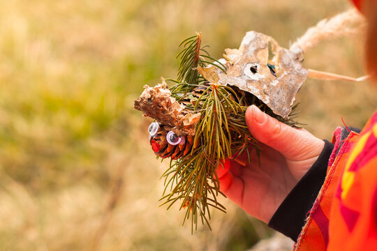 Kreatives Kind baut Tier aus Tannenzapfen. Herbstsaison ist Bastelzeit. Kreatives Handwerk mit Kind. Creative child builds animal from pine cones. Fall season is craft time. Creative crafts with child