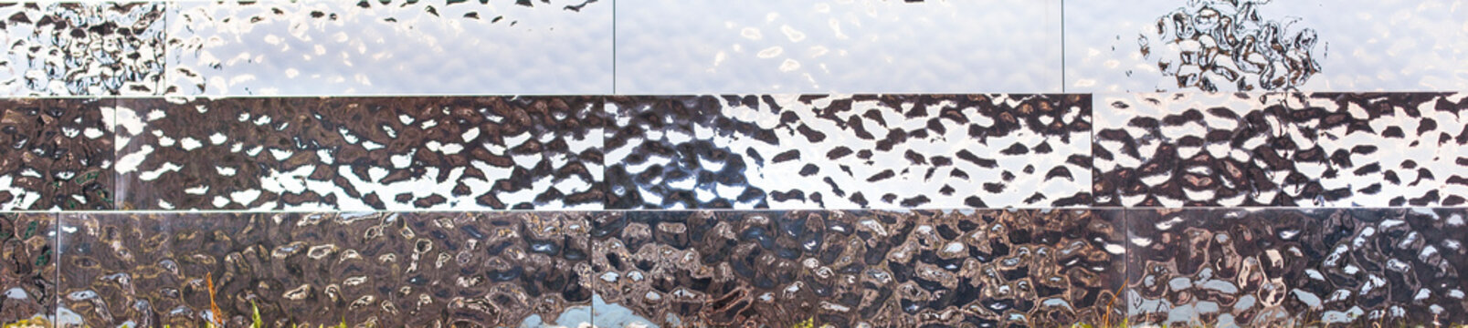 Panorama - Metallblech mit 3D Wellen Optik. Struktur-Metallblech f&uuml;r Fassadenverkleidung oder Innenarchitektur. Metal with 3D waves optics. Structural metal for facade cladding or interior design.
