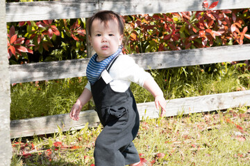 公園を歩くハーフの男の子のイメージ