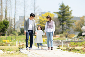 公園を散歩する家族