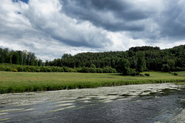 Fototapeta na wymiar rivière campagne nature