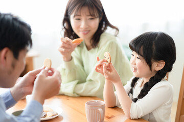 Obraz na płótnie Canvas クッキーを食べる家族