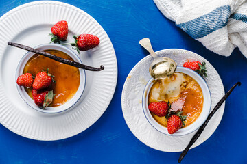 strawberries and cream caramel dessert 