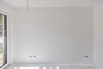Weiße Wand nach Malerarbeiten im leeren Raum bei Hausbau
