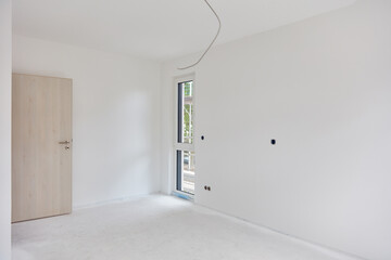 Raum nach Malerarbeiten bei der Renovierung im Haus