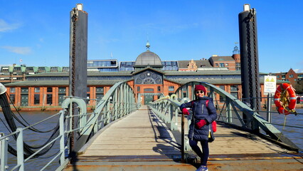 hübsche Asiatin posiert vor Brücke zur Fischauktionshalle in Hamburg - Altona an der Elbe
