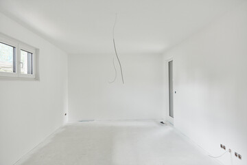 Fototapeta na wymiar Leerer weißer Raum nach Malerarbeiten bei Renovierung