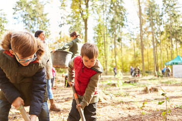 Kinder der Waldkita beim Baum pflanzen im Wald