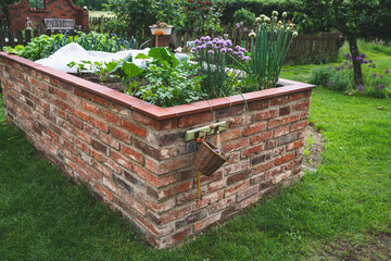 Gartengestaltung - gemauertes Hochbeet mit frischem Gemüse