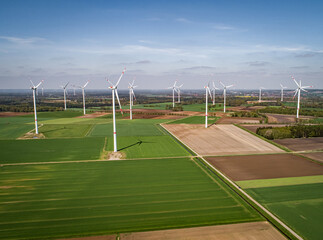 Windpark mit vielen Windrädern aus der Vogelperspektive.