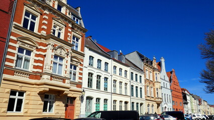 Fototapeta na wymiar Hafenstadt Wismar mit schönen alten Hausfassaden unter blauem Himmel