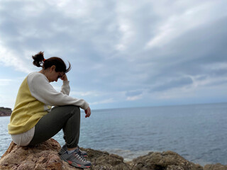 Fototapeta na wymiar Woman feels depression and sea