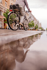 Deszcz i przejeżdżająca na rowerze osoba © rozentuzjazmowany