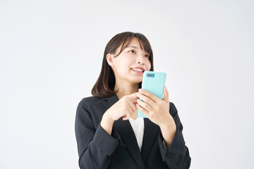 スマホを使うビジネスウーマン