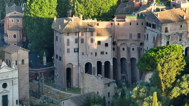 Vista aerea del centro storico di Roma, Italia.
Passaggio col drone sui monumenti di Roma: Teatro Marcello, cupola, chiesa, Foro Romano.