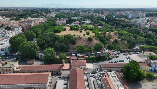 il famoso Quartiere Testaccio di Roma. Italia.
In volo col drone sui quartiere testaccio e sul monte dei Cocci.