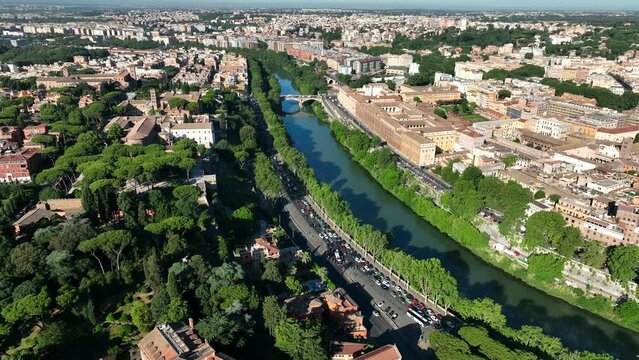 Il quartiere dell'Aventino a Roma, Italia.
Vista aerea panoramica sul colle dell'Aventino e il giardino degli aranci.