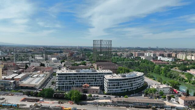 Il Gasometro o Gazometro del quartiere Ostiense di Roma, Italia.
Vista aerea della vecchia struttura in ferro simbolo del quartiere Ostiense.