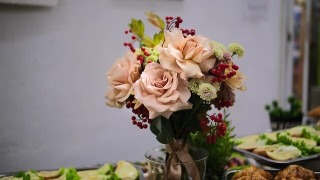 Cream flowers that stand on the table with a buffet