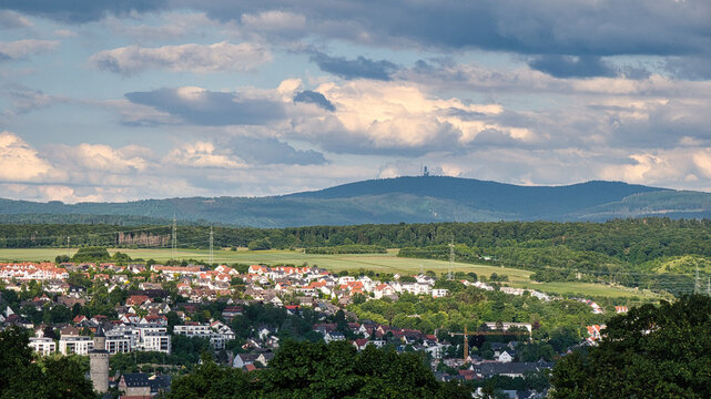 Das malerische Idstein im Taunus in Hessen (Deutschland) mit dem Hexenturm unten links und in der Ferne der gr&ouml;&szlig;te Berg des Taunus, der Gro&szlig;e Feldberg mit seinem charakteristischen Turm