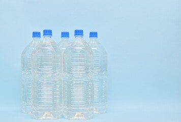 ペットボトル2リットル入りのミネラルウォーター