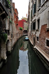 Fototapeta na wymiar Petit canal typique. Venise. Italie.