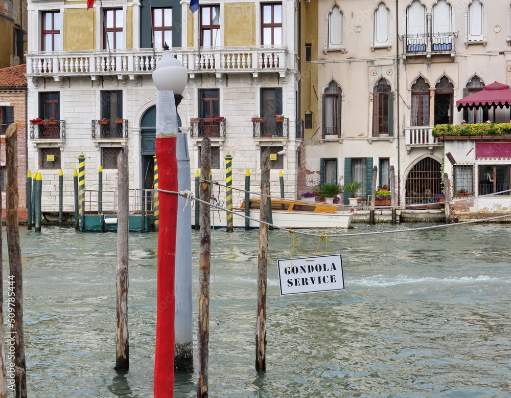 Wall mural Gondola Service. Panneau au bord du Grand Canal. Venise. Italie.