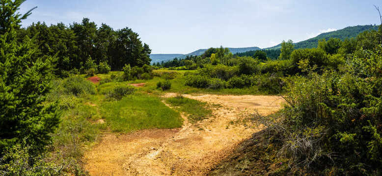 Curiosit&eacute; g&eacute;ologique &agrave; proximit&eacute; du sentier menant aux chemin&eacute;es des f&eacute;es, 63340 Boudes, Pays d'Issoire, Auvergne-Rh&ocirc;ne-Alpes, France