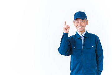 笑顔でおすすめを指差す工場労働者