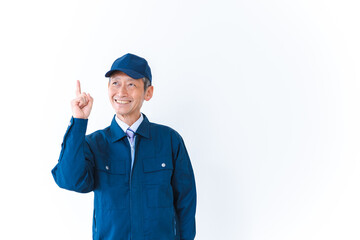 笑顔でおすすめを指差す工場労働者