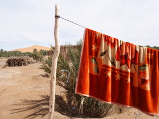Des couvertures sèchent dans le désert du Sahara dans le sud marocain