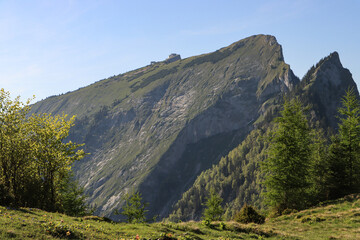 Naklejka premium Frühling im Salzkammergut; Blick von der Vormaueralm zum Schafberg
