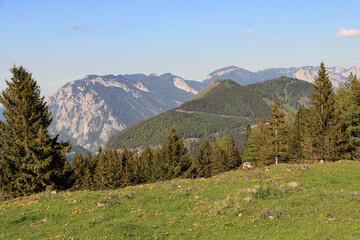 Fototapeta na wymiar Frühling im Salzkammergut; Blick von der Vormaueralm über den Breiten Berg zum Höllengebirge