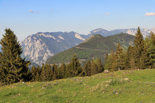 Fr&uuml;hling im Salzkammergut; Blick von der Vormaueralm &uuml;ber den Breiten Berg zum H&ouml;llengebirge