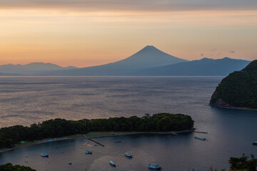 西伊豆戸田から戸田御浜岬と夕焼け富士山