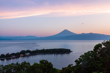 西伊豆大瀬崎から琵琶島と朝焼け富士山