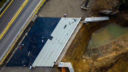 Chantier d'étanchéité d'un pont lors de sa construction, vue depuis le ciel