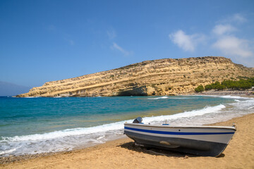 Fototapeta premium spiaggia e mare 03 - spiaggia, scogliera. mare e una barca tirata in secca sulla spiaggia.