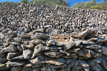 costruzione muro con sassi posizionati a secco