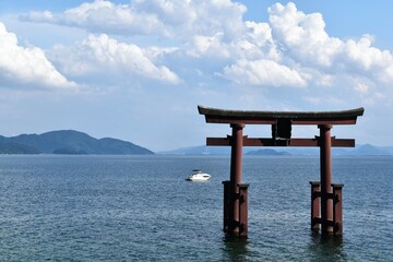 白髭神社、滋賀県、日本の景色、びわ湖、鳥居、湖、湖に浮かぶ鳥居